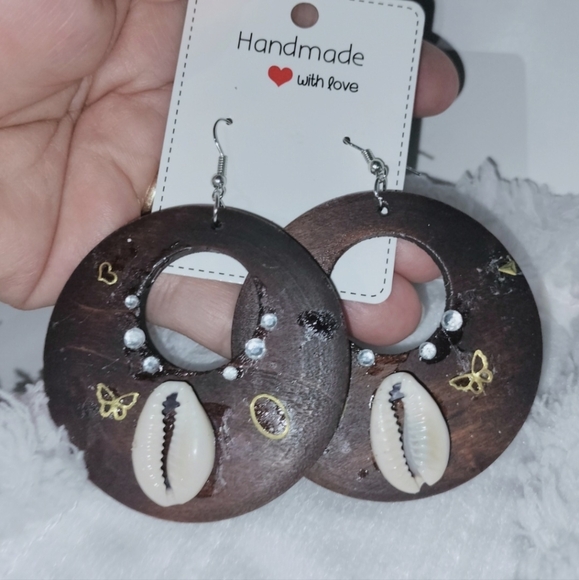 Handmade round wooden hoop earrings, round wooden and sea shell dangle earrings - Picture 9 of 9